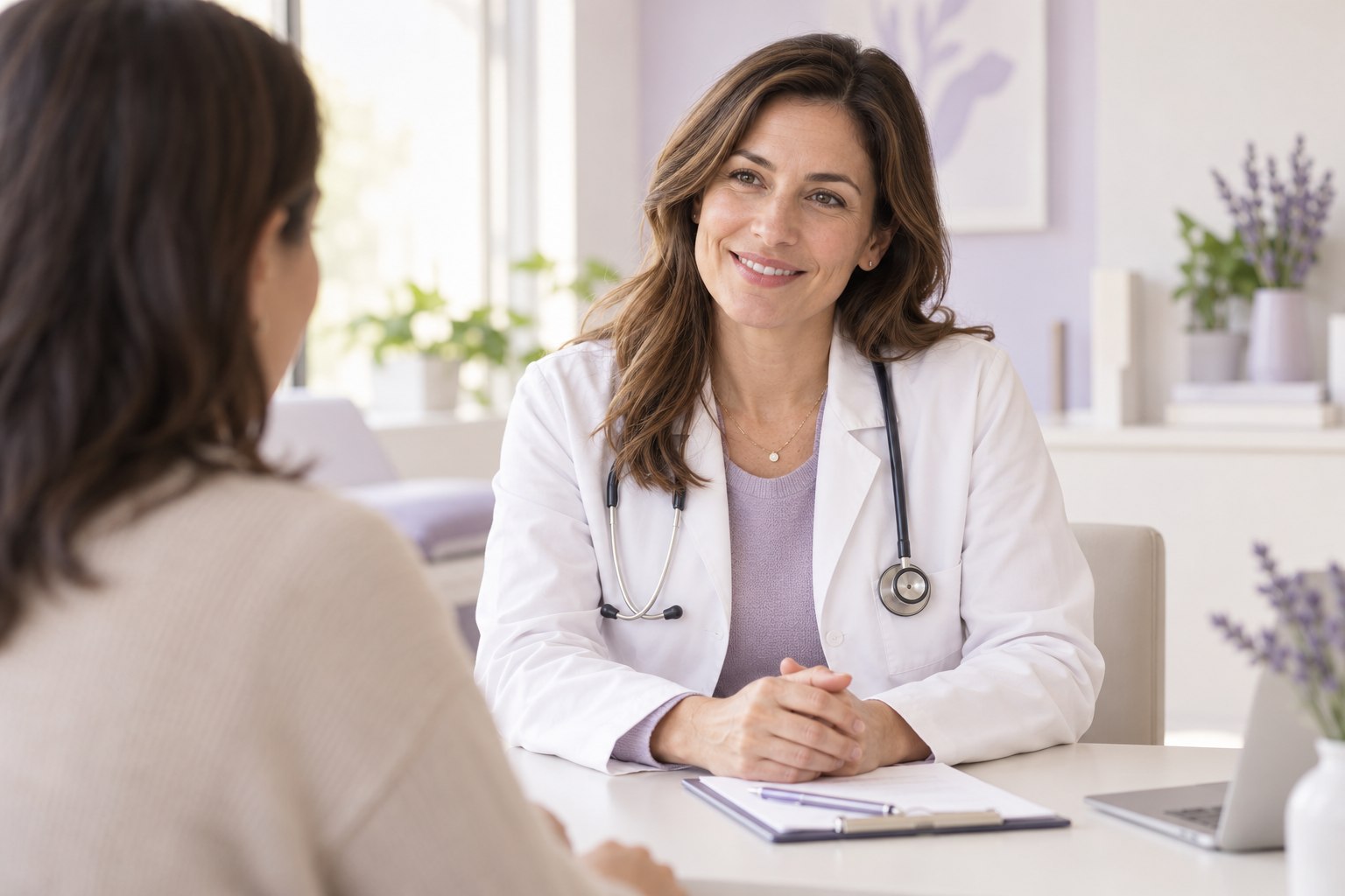 Conversa atenta entre médica e paciente durante uma consulta